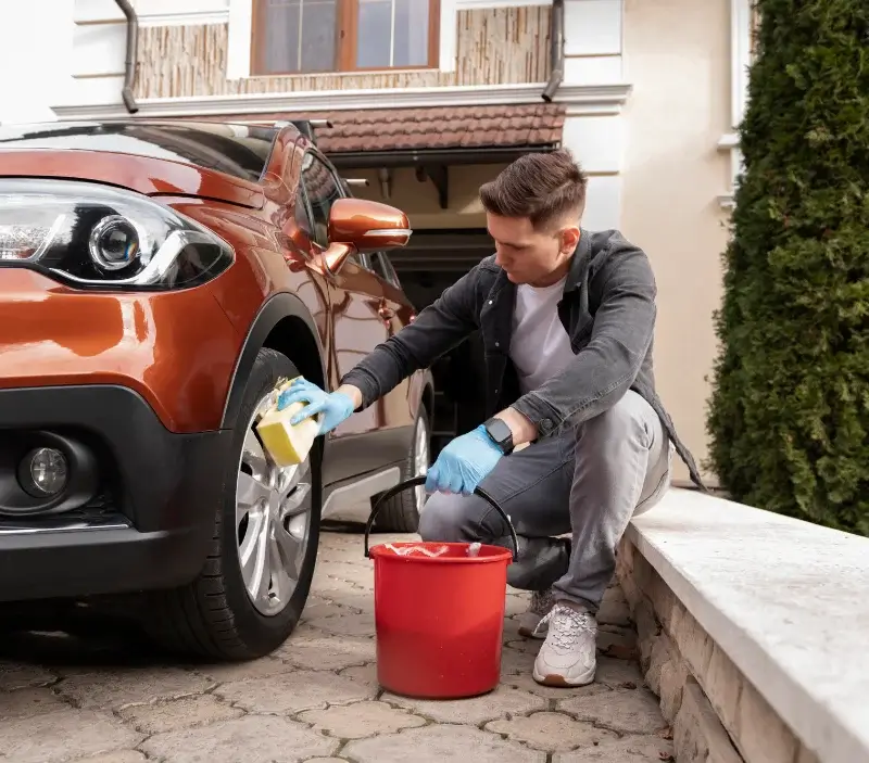 Lavage auto à domicile Montignargues : professionnel intervenant sur un véhicule